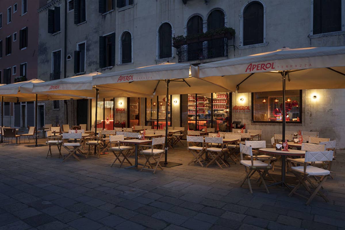 Dentro la nuova Terrazza Aperol di Venezia tra cicchetti e social room