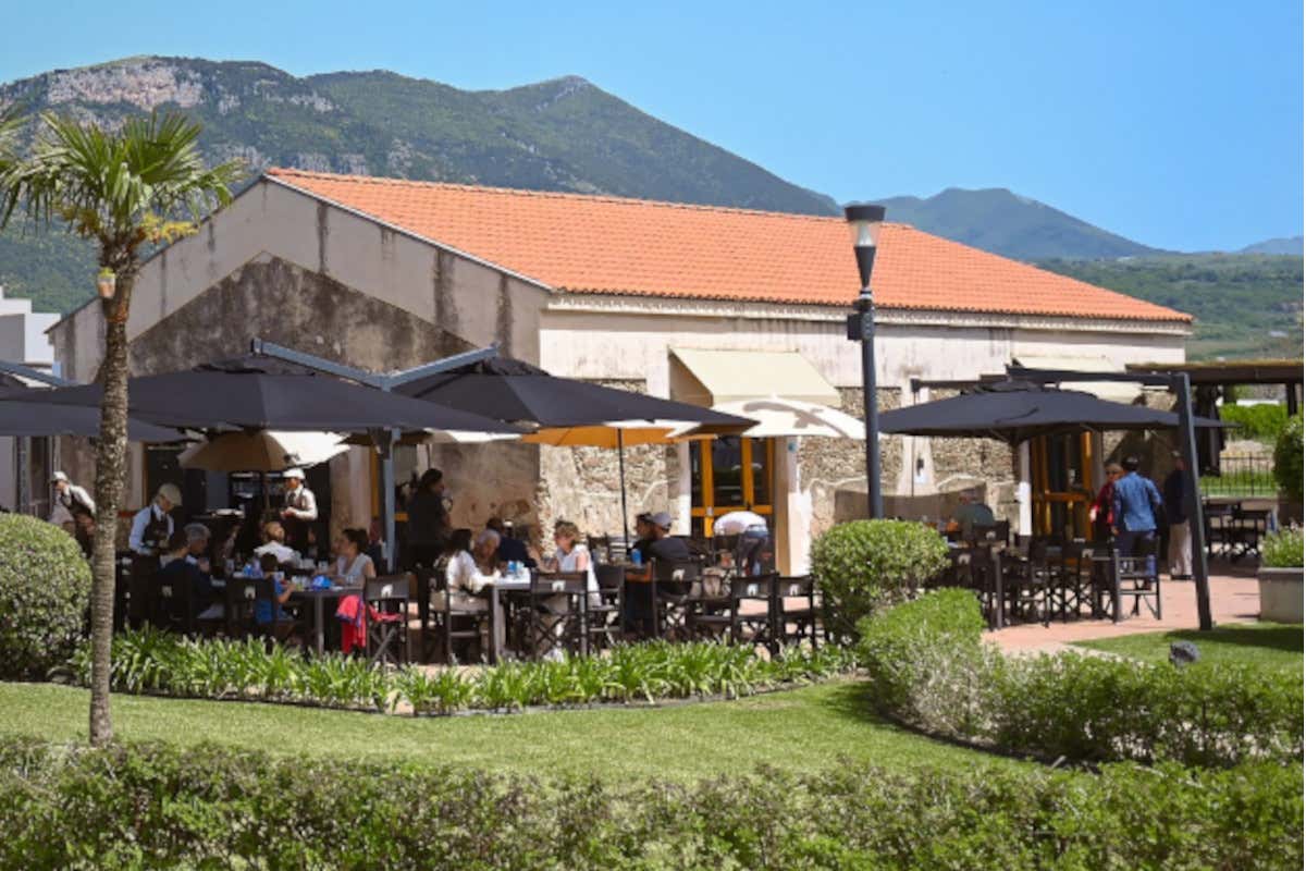 Vere massaie cilentane nella cucina de “La Dispensa San Salvatore” a Paestum Vere massaie cilentane nella cucina de “La Dispensa San Salvatore” a Paestum