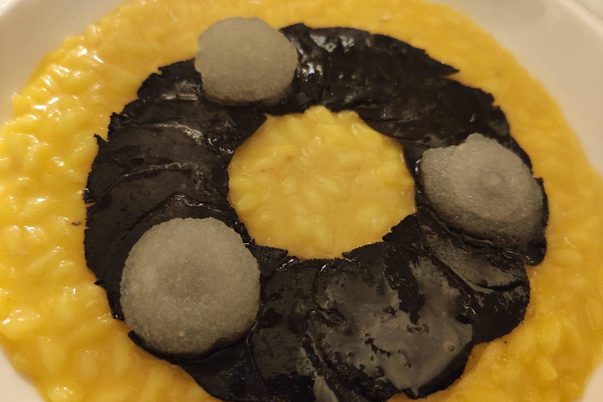 Risotto giallo con tartufo nero e gel di Albana bianco secco Al ristorante Nabucco di Milano “mangiando” e ascoltando Verdi