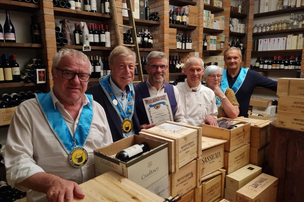 Da sinistra Dino Mangili, Dialma Bizioli, i fratelli Celestino e Tiziano Ferrari, Annamaria Belotti e Giuseppe Crusca Il ristorante Pampero di Ranzanico premiato dal Club dei Buongustai