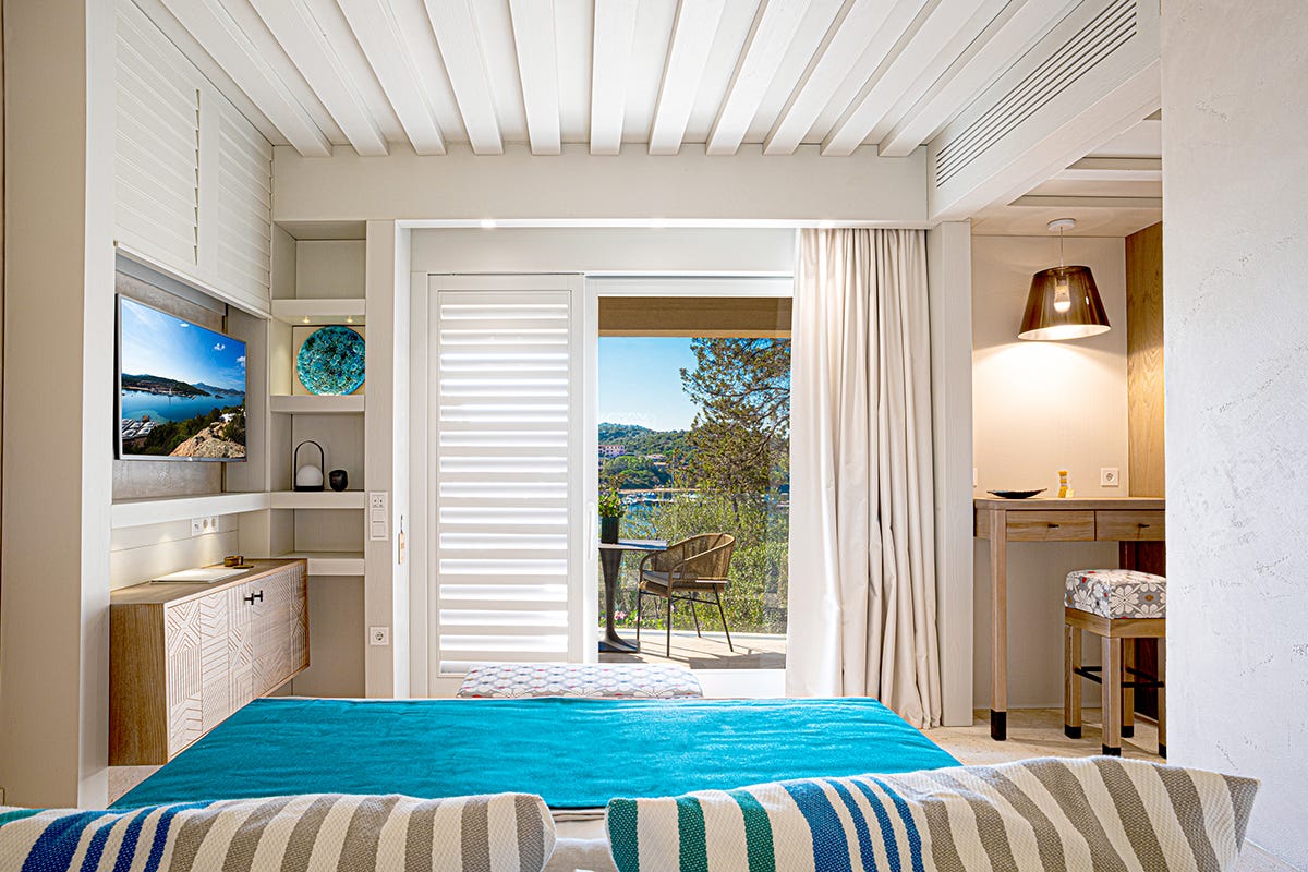 Una delle camere vista mare In estate apre 7Pines Resort Sardinia: lusso rilassato in Costa Smeralda