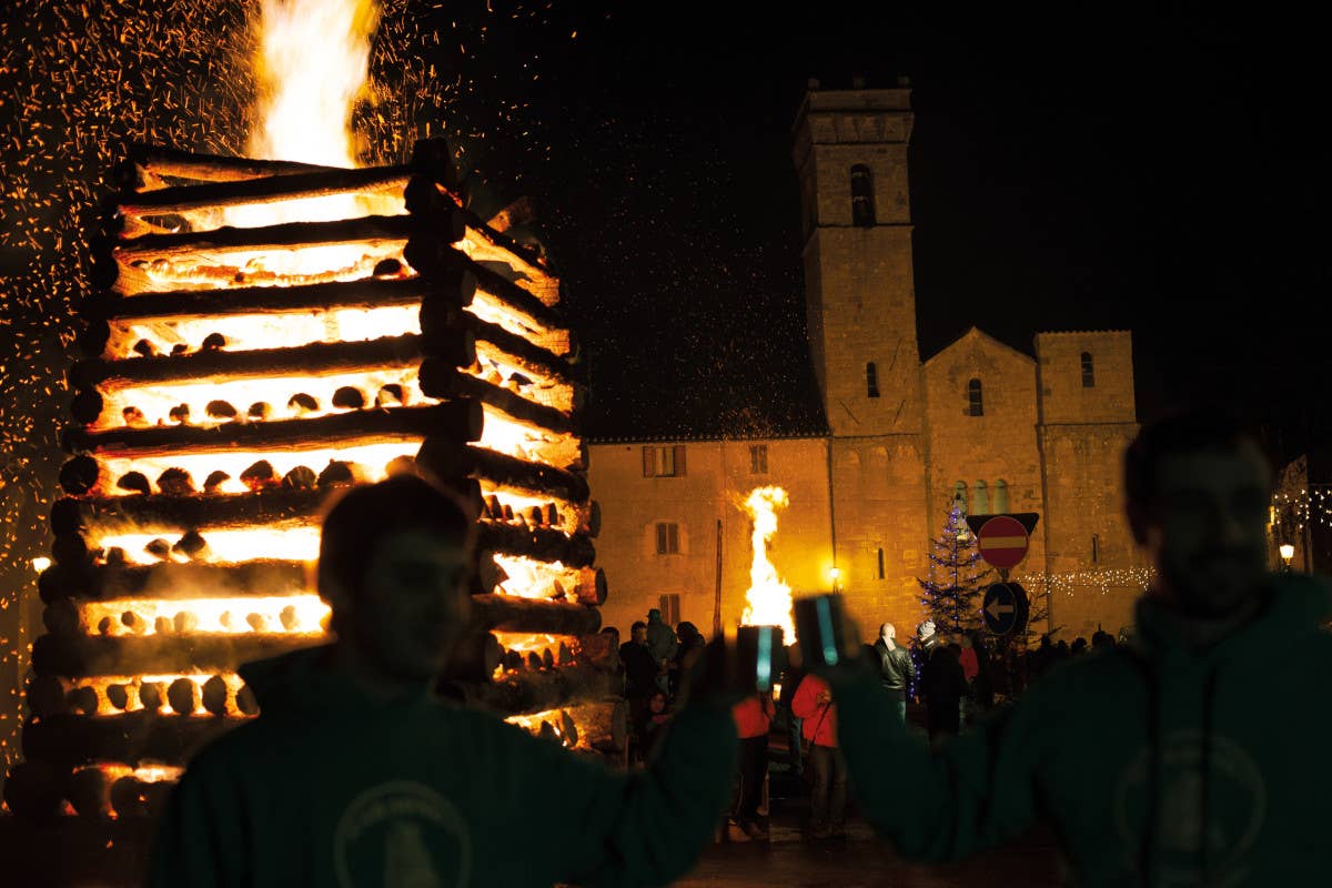 Fiaccole e magia natalizia: un viaggio ad Abbadia San Salvatore