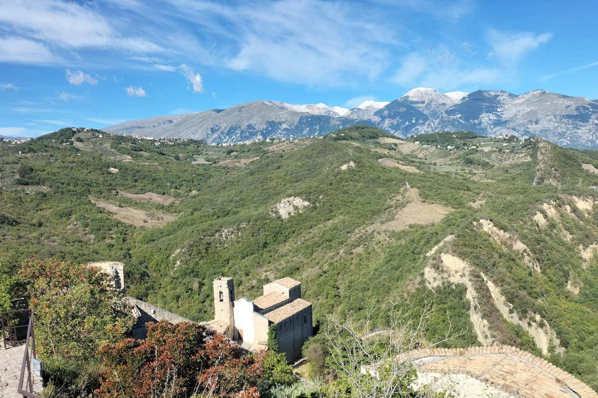 Dalla terra cruda al vino cotto: la doppia anima dell’Abruzzo rurale Dalla terra cruda al vino cotto: la doppia anima dell’Abruzzo rurale