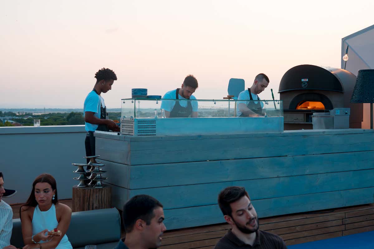 Alto Rooftop celebra la mixology: a Cervia il meglio di bartender e chef italiani Alto Rooftop celebra la mixology: a Cervia il meglio di bartender e chef italiani