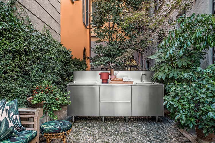 La cucina Atelier di Abimis nella corte del palazzo a Brera (foto: Matteo Cirenei) - Atelier, la cucina per l’outdoor E d’inverno torna al coperto La cucina Atelier di Abimis nella corte del palazzo a Brera (foto: Matteo Cirenei) - Atelier, la cucina per l’outdoor E d’inverno torna al coperto