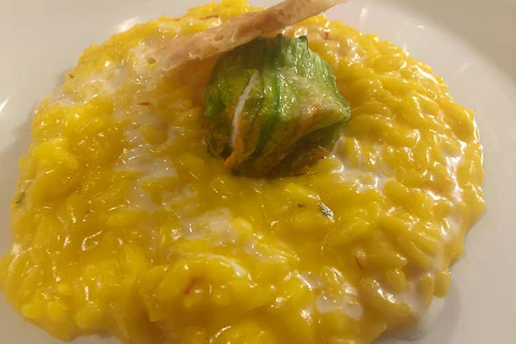 Risotto mantecato ai pistilli di zafferano con Strachitunt Dop e fiore di zucchina ripieno di acciughe e ricotta ovina - Gli Accademici della Cucina applaudono il risotto del Giop&igrave;