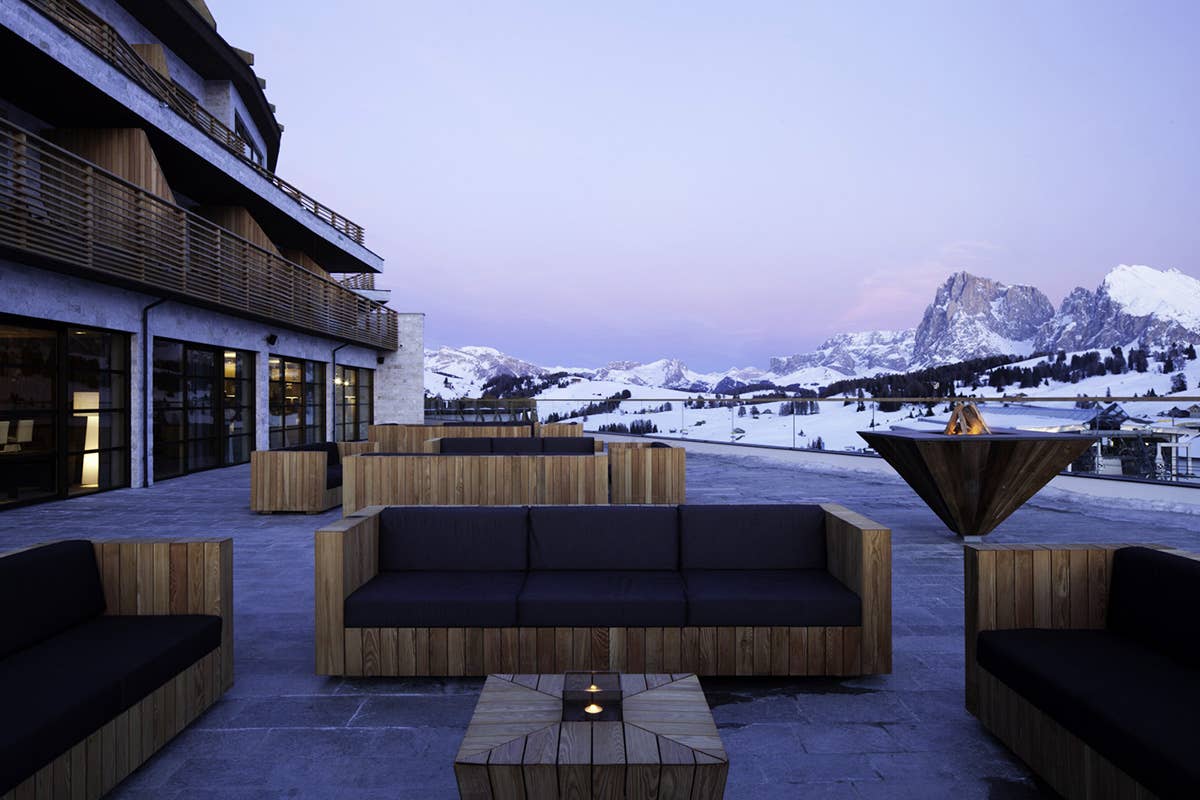 La terrazza con vista dell’Alpina Dolomites Health Lodge & Spa all’Alpe di Siusi  In montagna a caccia del tramonto perfetto per Instagram