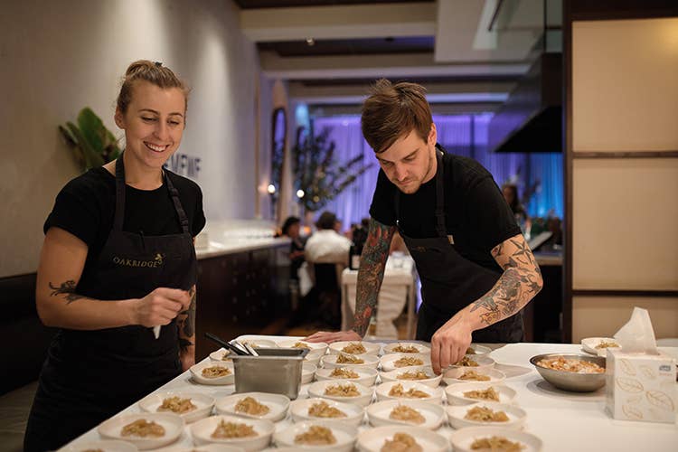 Jo Barrett con il fidanzato Matt Stone, anche lui chef - Anti-spreco e multiculturale La cucina di Jo Barrett