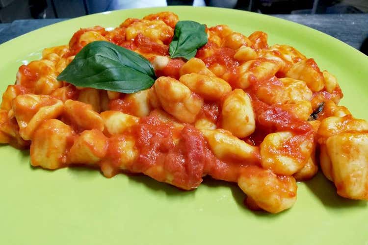Gnocchi in salsa rossa con mozzarella - Antica Trattoria Innarone Km zero e ambiente idilliaco