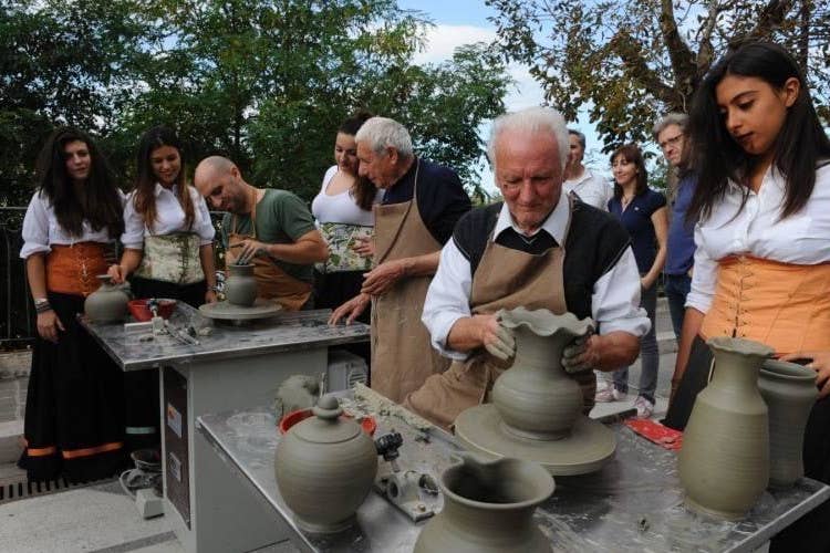 La località è anche rinomata per la produzione arti-gianale di ceramiche e maioliche Ad Appignano a caccia di legumi antichi e ceramiche