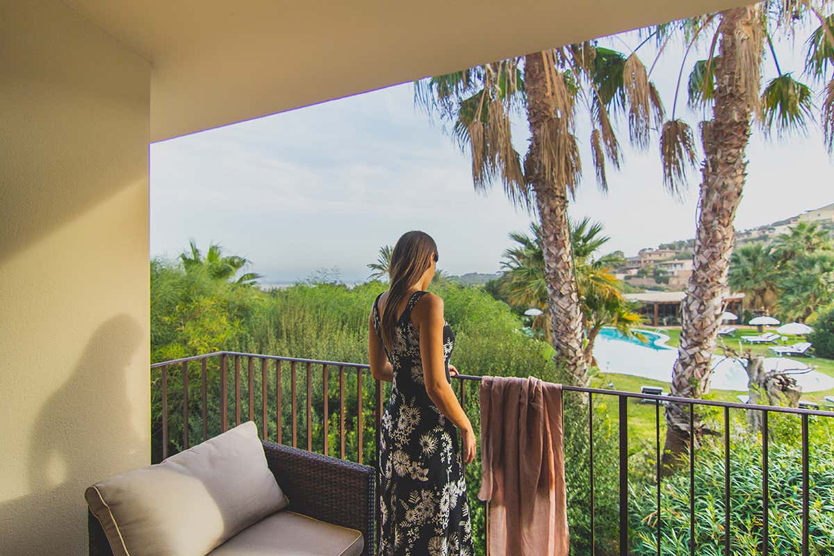 Pieds dans l&rsquo;eau nel mare cristallino della Sardegna pi&ugrave; autentica Io viaggio da sola: cinque luoghi in Italia in cui ritrovare s&eacute; stesse