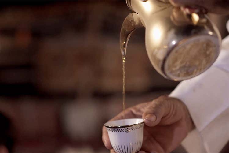 Rifiutare una tazza di caff&egrave; arabo in Qatar &egrave; considerato poco gentile - Qatar, i misteri del caff&egrave; arabo Finisci di berlo se scuoti la tazza