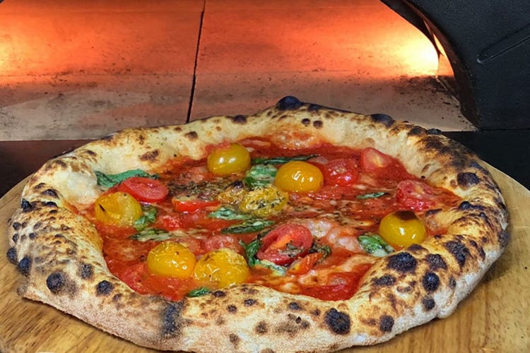 Pizza con salsa, pomodorini gialli e rossi, spolverata di parmigiano, basilico, origano - Archèstrato di Gela Tra le pizzerie più in di Palermo