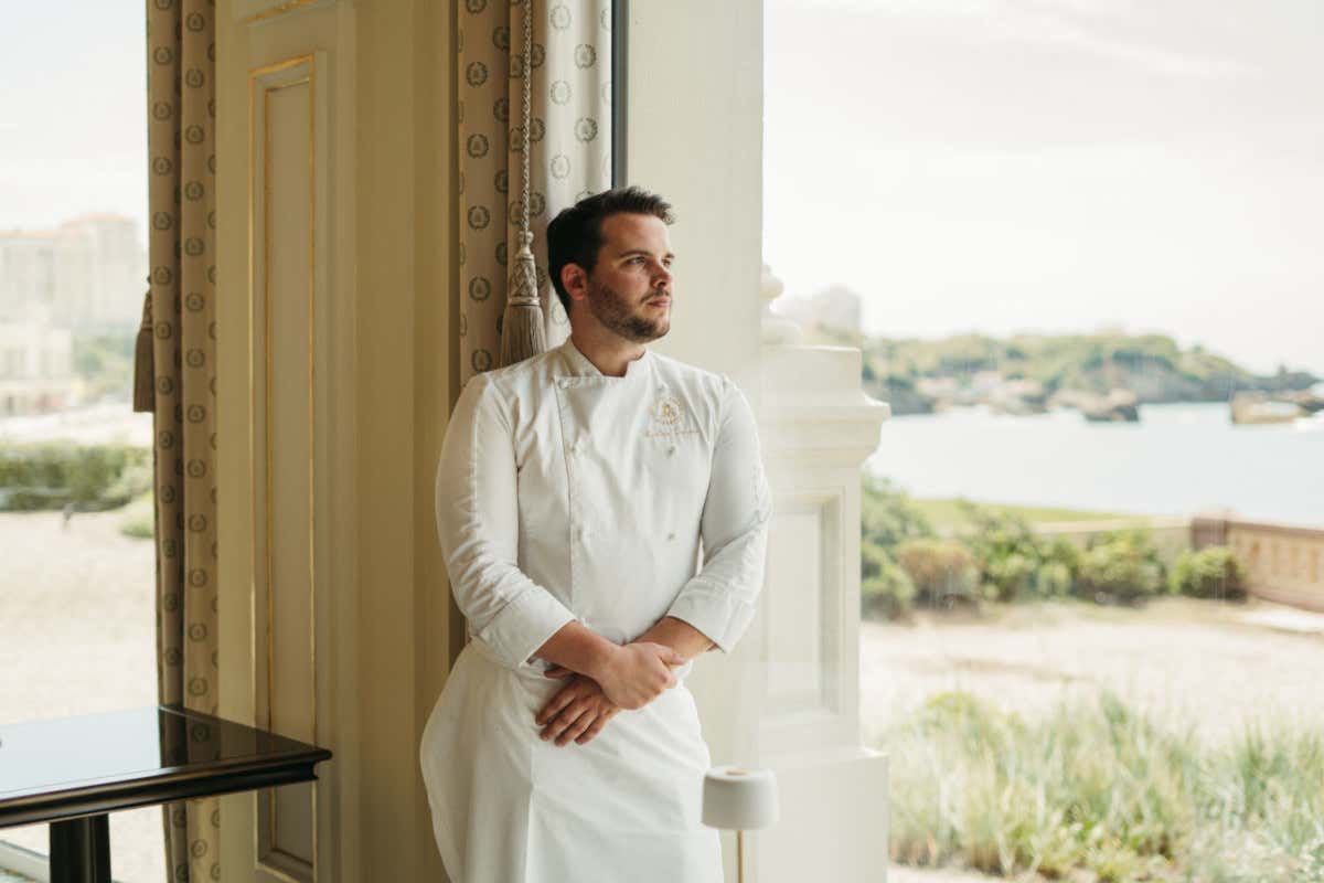 Lega l'aiuto-cuoco nudo alla sedia e lo abusa: licenziato lo chef stellato Largeau