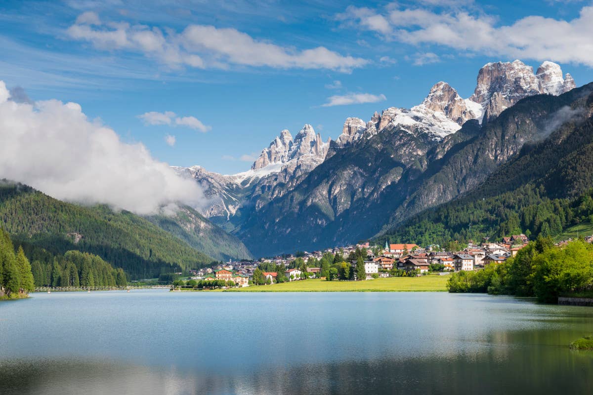 Il lago di Auronzo In Veneto sport e montagna per una vacanza attiva tra le cime delle Dolomiti