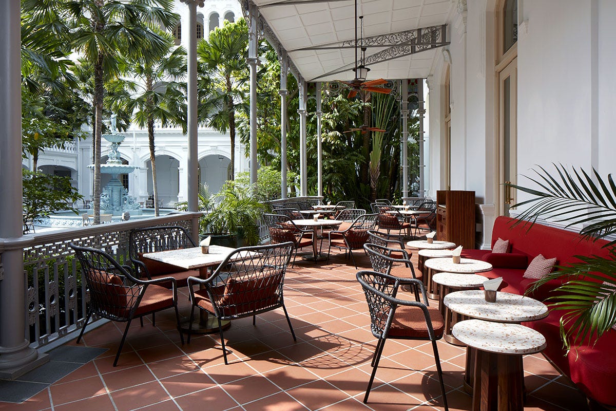 La terrazza immersa in una rigogliosa vegetazione. Foto: Raffles Hotel Singapore Il “tocco italiano” di Alain Ducasse al Raffles Hotel di Singapore