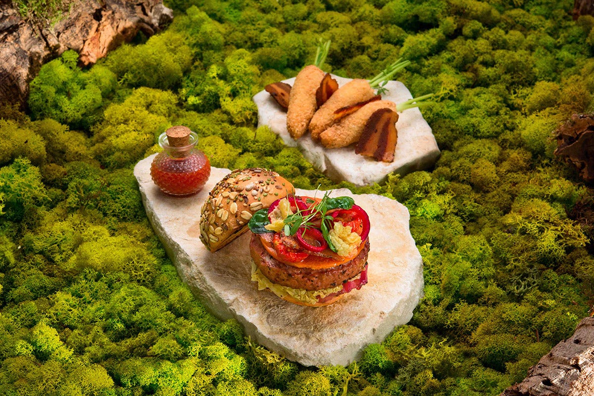 Burger Sano: Raw NoBeef Burger con cavolo fermentato, cheddar di carote, bacon di funghi e pomodorino candito “FoodArt: lo Chef del futuro”, il nuovo progetto formativo di Unilever Food Solutions e Fic