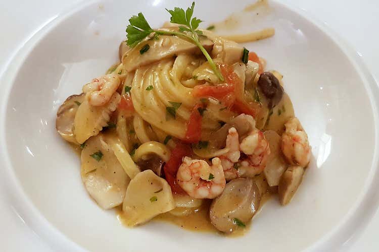 Linguine di Gragnano, porcini dell&rsquo;Etna, gamberi e filetto di pomodoro(Badalamenti Cucina e Bottega Un'accoglienza da tutto esaurito)