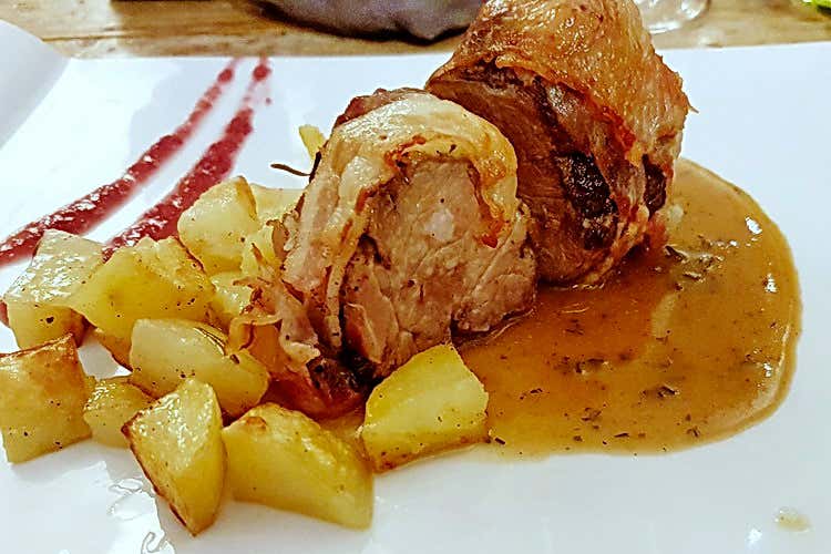 Medaglioni di filetto di maialino nero dei Nebrodi bardati con pancetta croccante, salsa di timo e miele, riduzione al Nero d&rsquo;Avola (Badalamenti Cucina e Bottega Un'accoglienza da tutto esaurito)