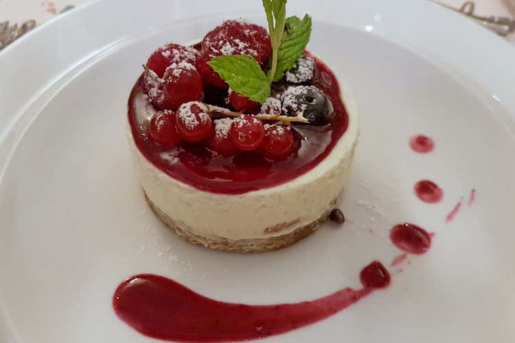 Cheesecake ai frutti di bosco su una base di biscotto inglese al burro (Badalamenti Cucina e Bottega Un'accoglienza da tutto esaurito)