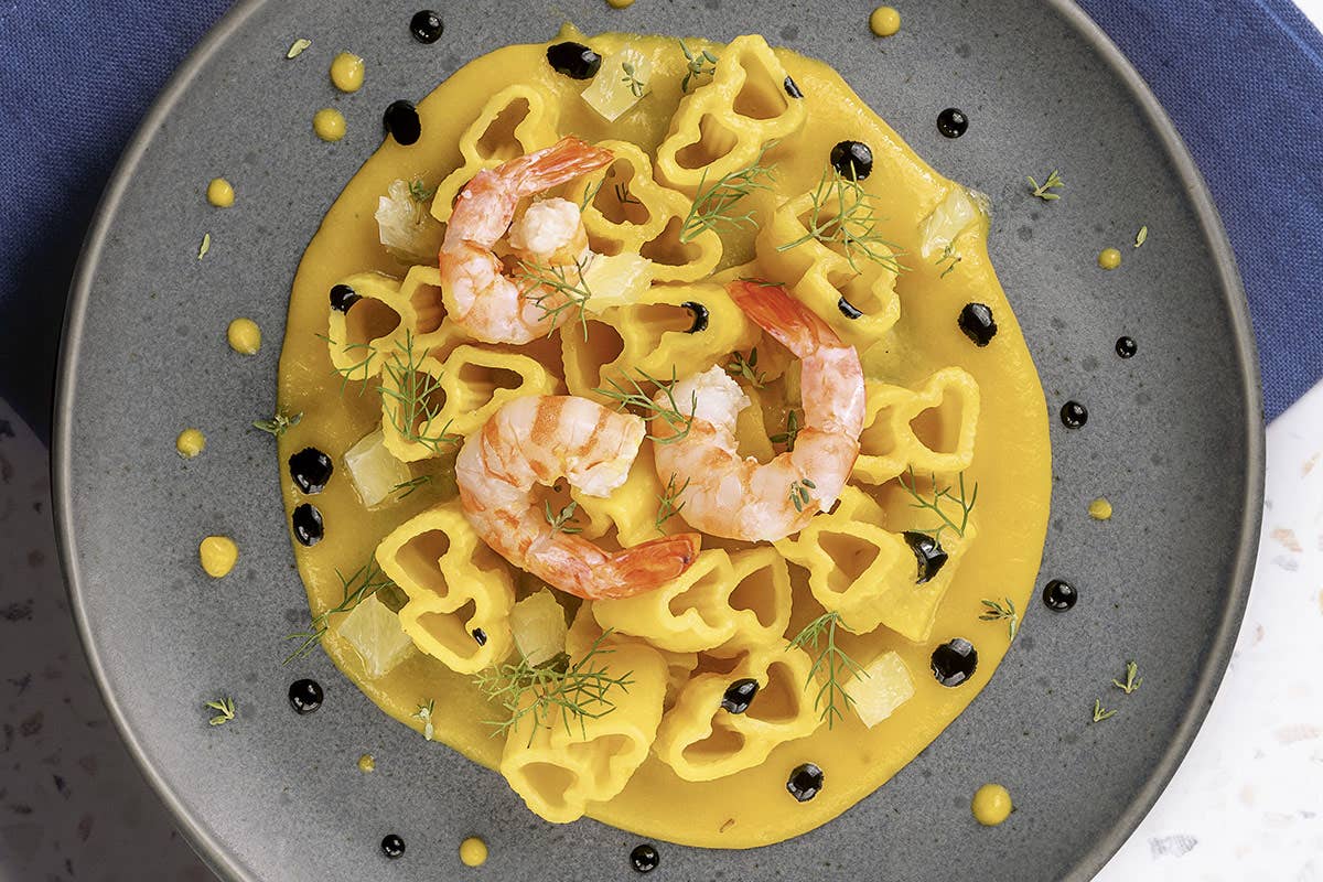 Pasta con crema di finocchi e zafferano, nero di seppia e gamberi rossi