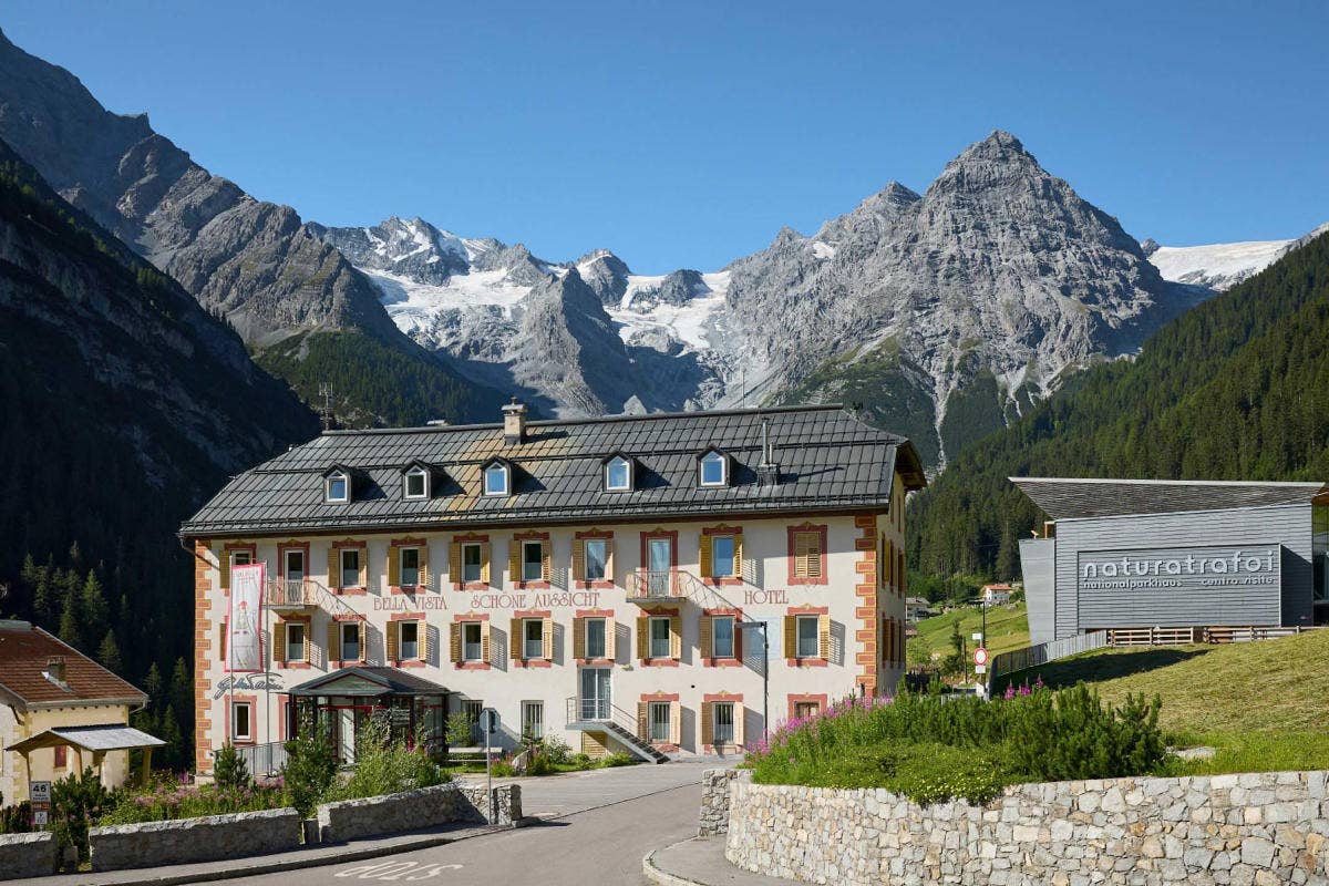 L'ingresso dell'hotel Bella Vista A Trafoi nascono gli Stelvio Hotels: quattro diverse strutture unite dall’amore per l’ospitalità