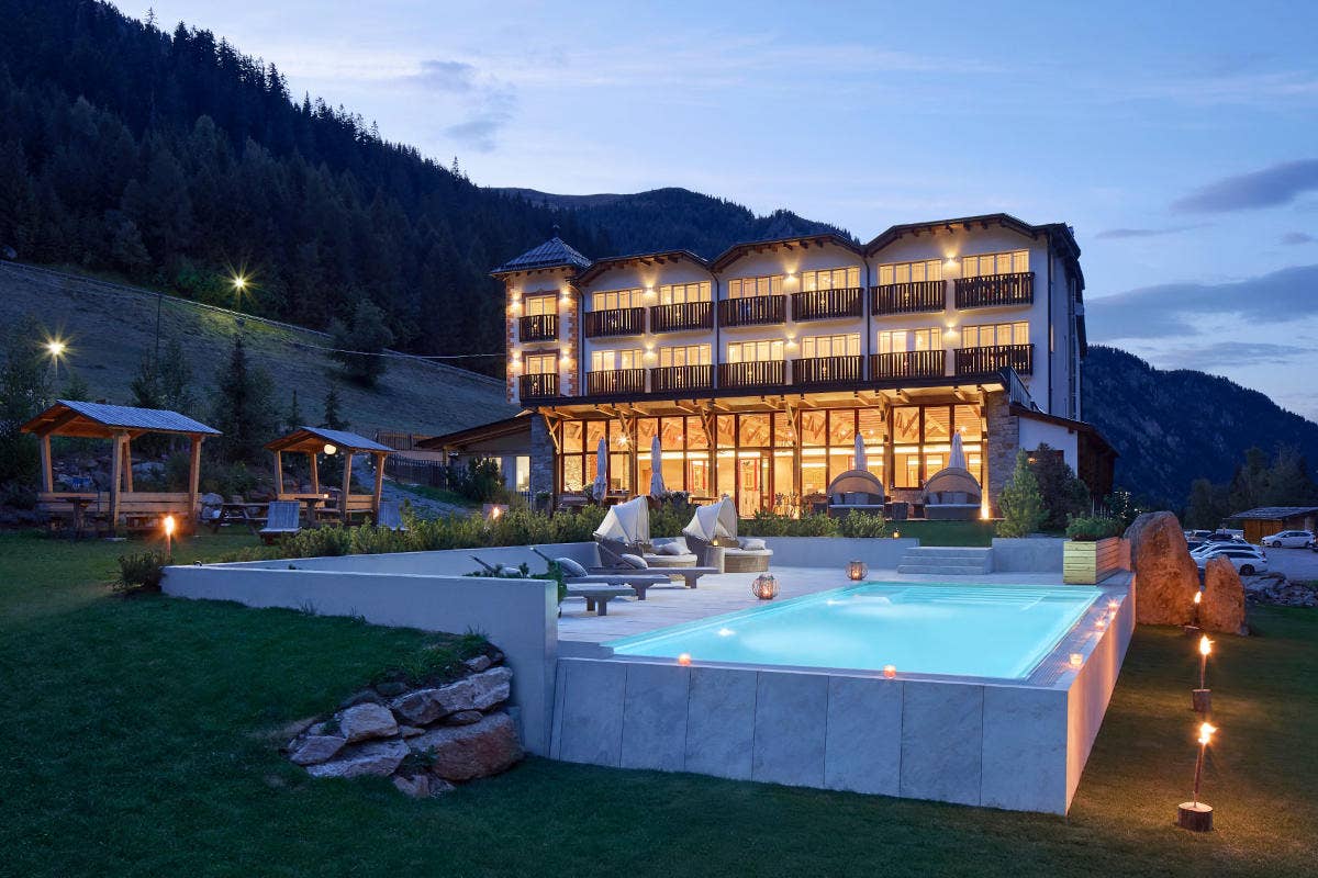 La piscina dell'hotel Bella Vista A Trafoi nascono gli Stelvio Hotels: quattro diverse strutture unite dall’amore per l’ospitalità