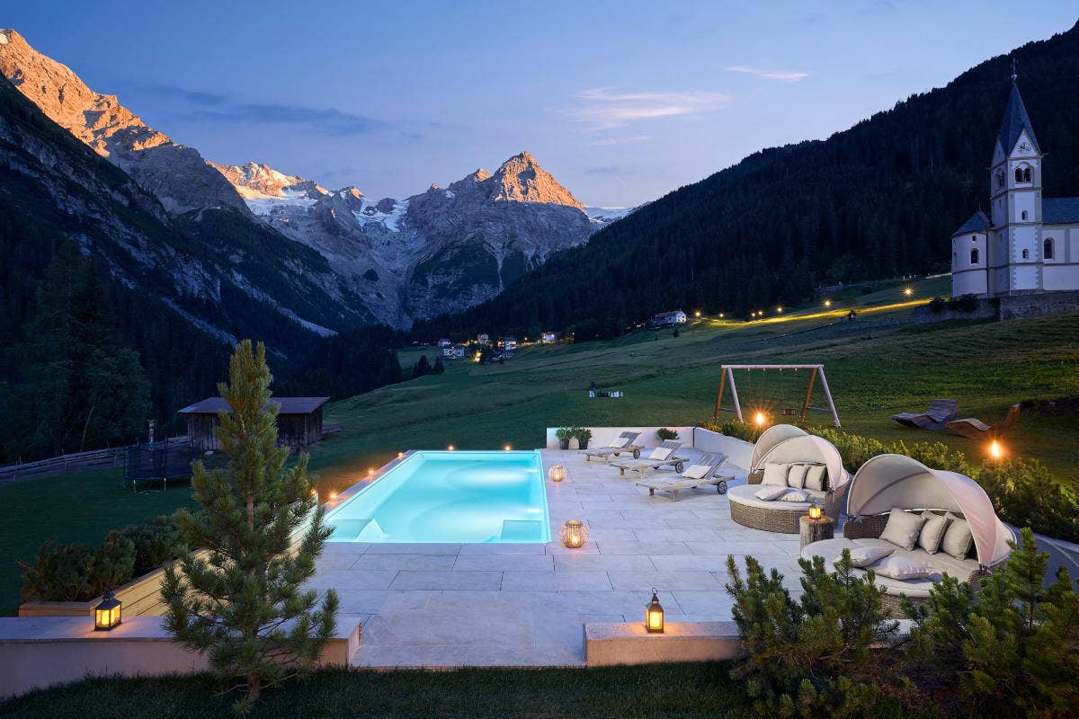 La piscina con vista panoramica dell'hotel Bella Vista A Trafoi nascono gli Stelvio Hotels: quattro diverse strutture unite dall’amore per l’ospitalità