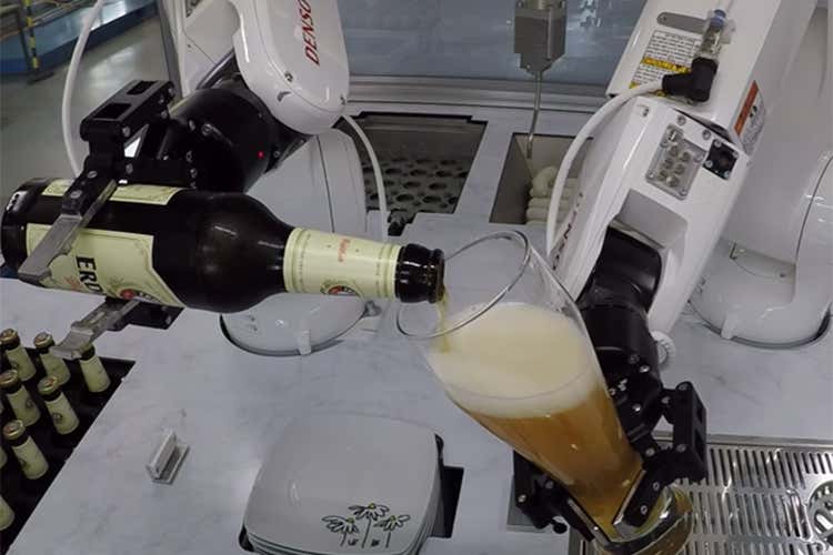 Birra spillata alla perfezione Ci pensa robot nuova generazione Birra spillata alla perfezione Ci pensa robot nuova generazione