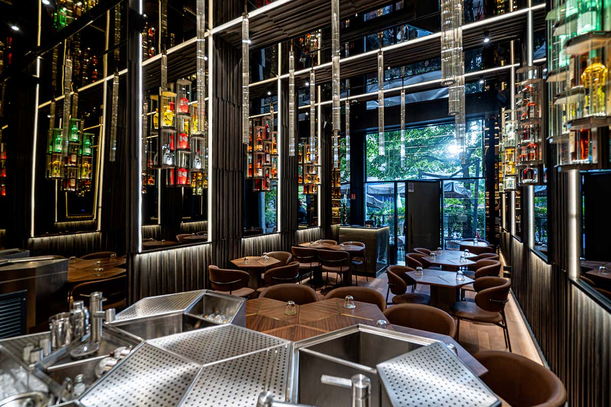 A Milano c’è un cocktail bar che spruzza profumi sui drink A Milano c’è un cocktail bar che spruzza profumi sui drink