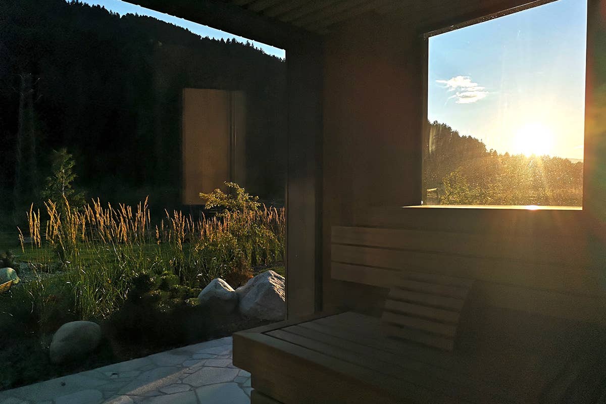 La sauna esterna con vista sul bosco del Bonfanti Design Hotel di Chienes In montagna a caccia del tramonto perfetto per Instagram