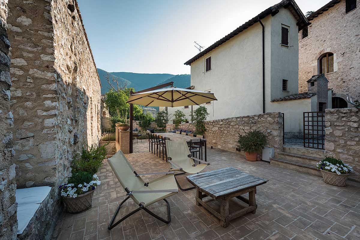 La terrazza di Borgo Campello (Credits: Petrucci) Fra cucina e avventura, Borgo Campiello fa rivivere il Medioevo