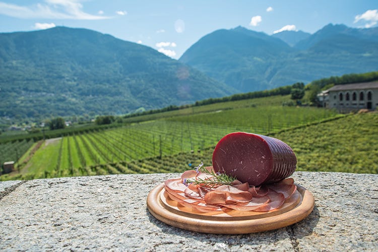 La zona tipica di produzione della Bresaola della Valtellina Igp è il territorio della Provincia di Sondrio Un itinerario, un paninoLa guida golosa della Valtellina