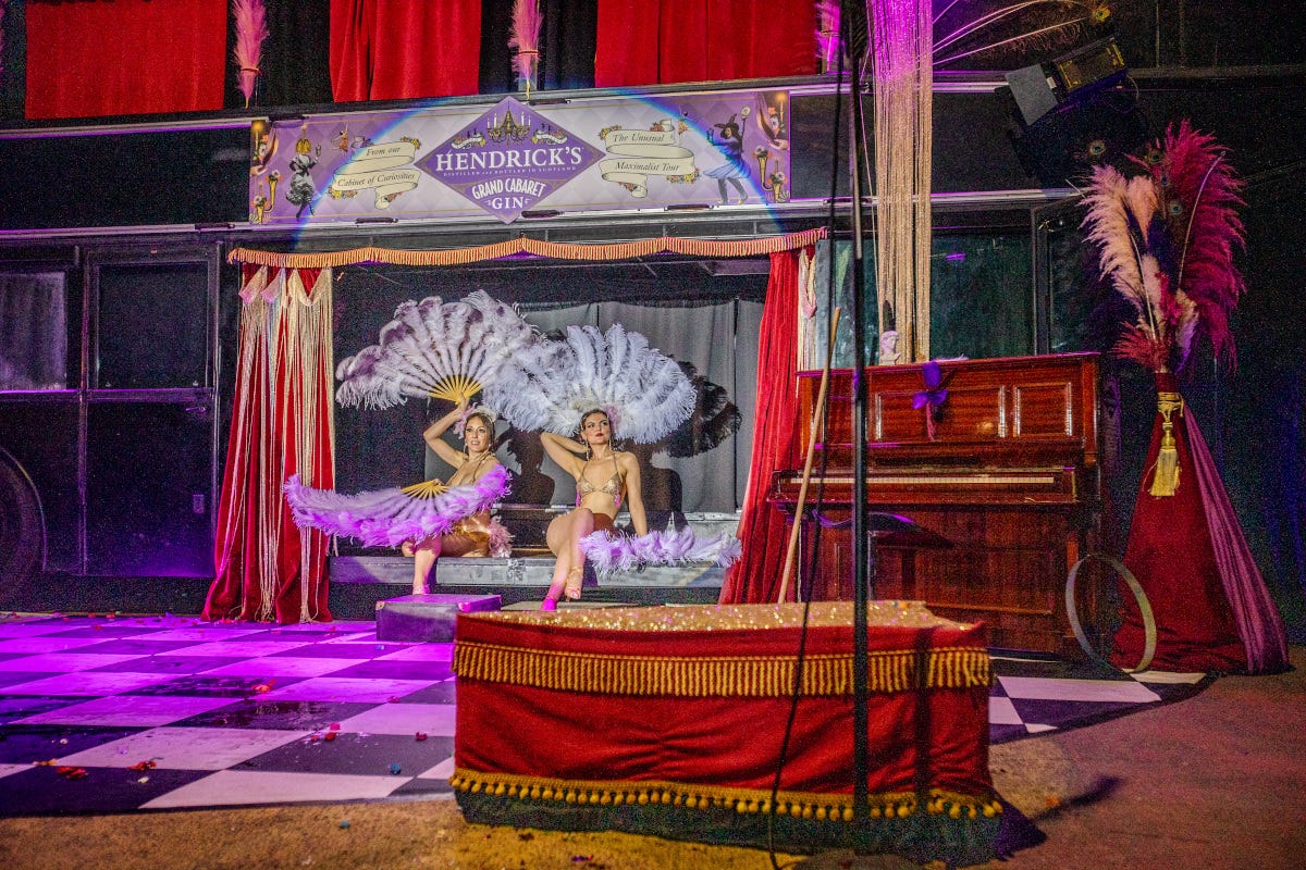 Hendrick's Grand Cabaret e Bus Theatre: uno spettacolo tra sapori e suggestioni