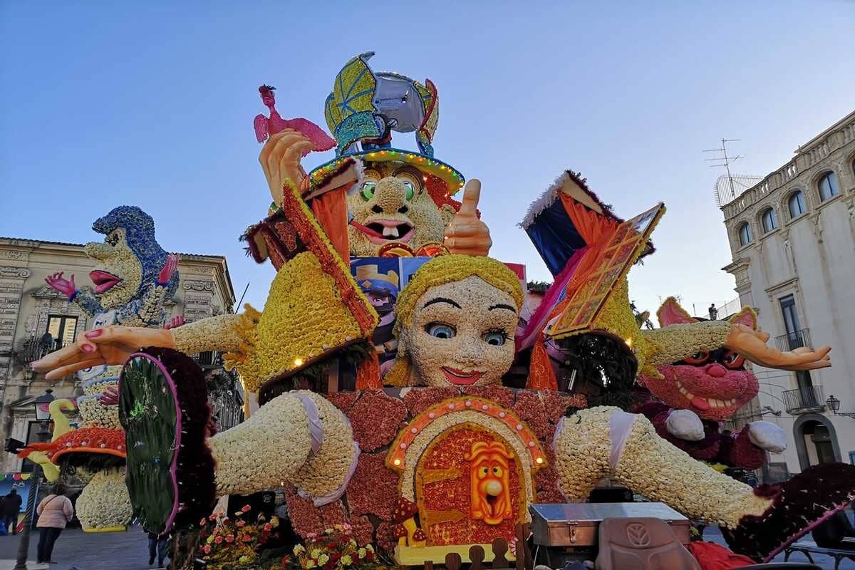 Carnevali italiani: tradizioni, maschere e battaglie d’arance! Scopri i più spettacolari