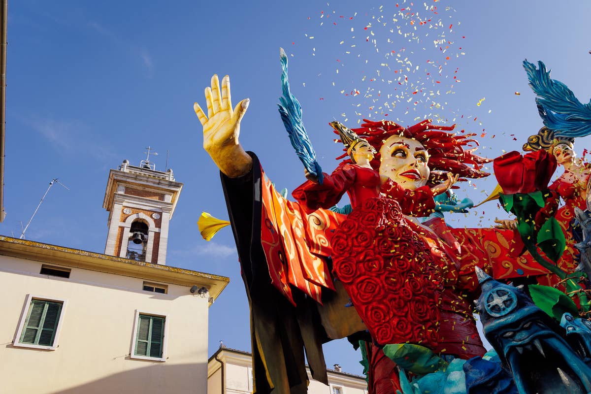 Carnevali italiani: tradizioni, maschere e battaglie d’arance! Scopri i più spettacolari