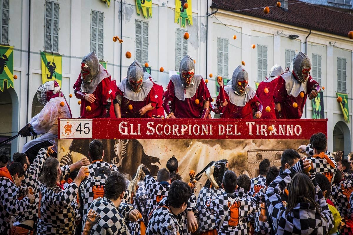 Carnevali italiani: tradizioni, maschere e battaglie d’arance! Scopri i più spettacolari