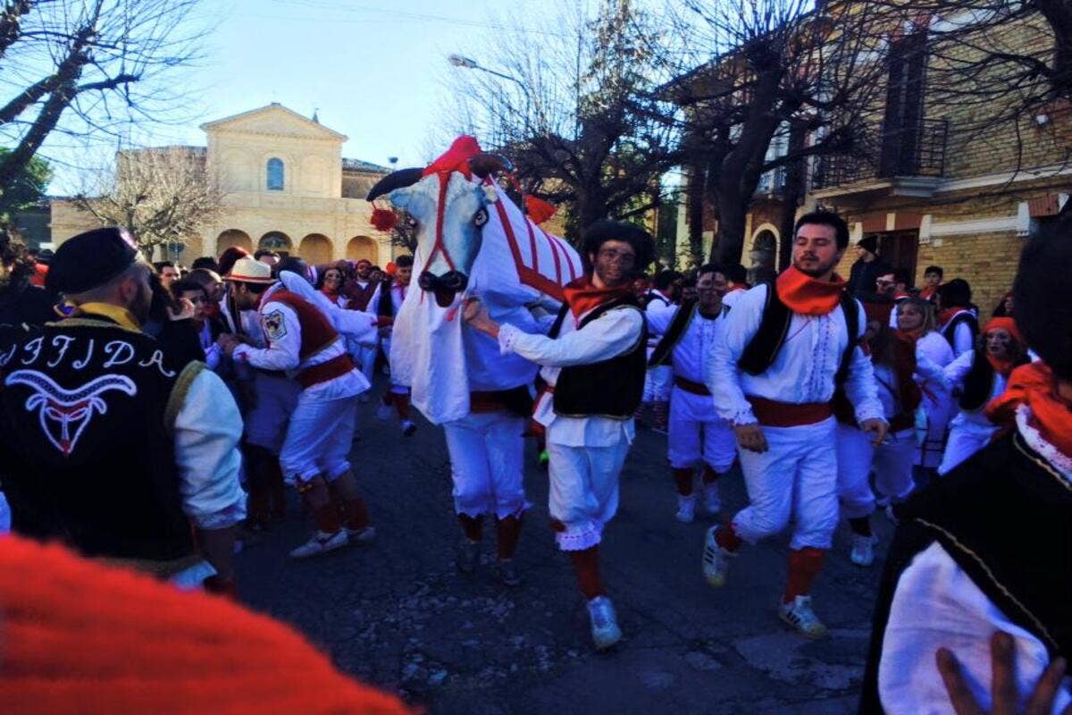 Carnevali italiani: tradizioni, maschere e battaglie d’arance! Scopri i più spettacolari