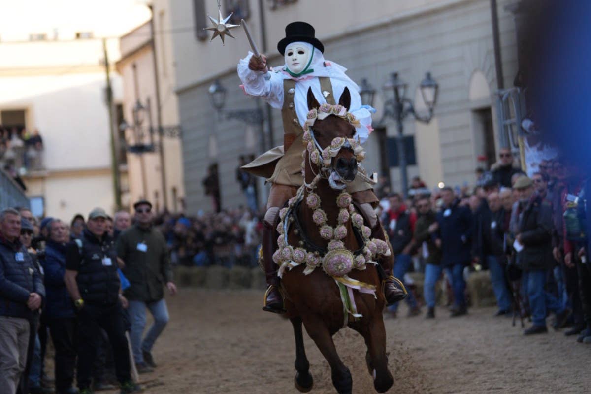 Carnevali italiani: tradizioni, maschere e battaglie d’arance! Scopri i più spettacolari