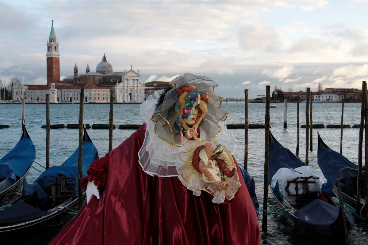 Carnevali italiani: tradizioni, maschere e battaglie d’arance! Scopri i più spettacolari