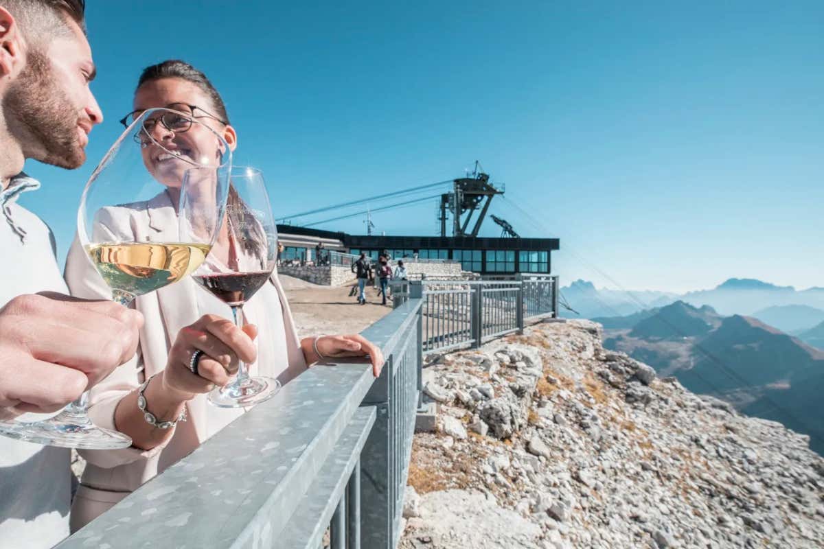 Top Wine 2950, il vino sale in quota: degustazioni a 3.000 metri sul Sass Pordoi Top Wine 2950, il vino sale in quota: degustazioni a 3.000 metri sul Sass Pordoi