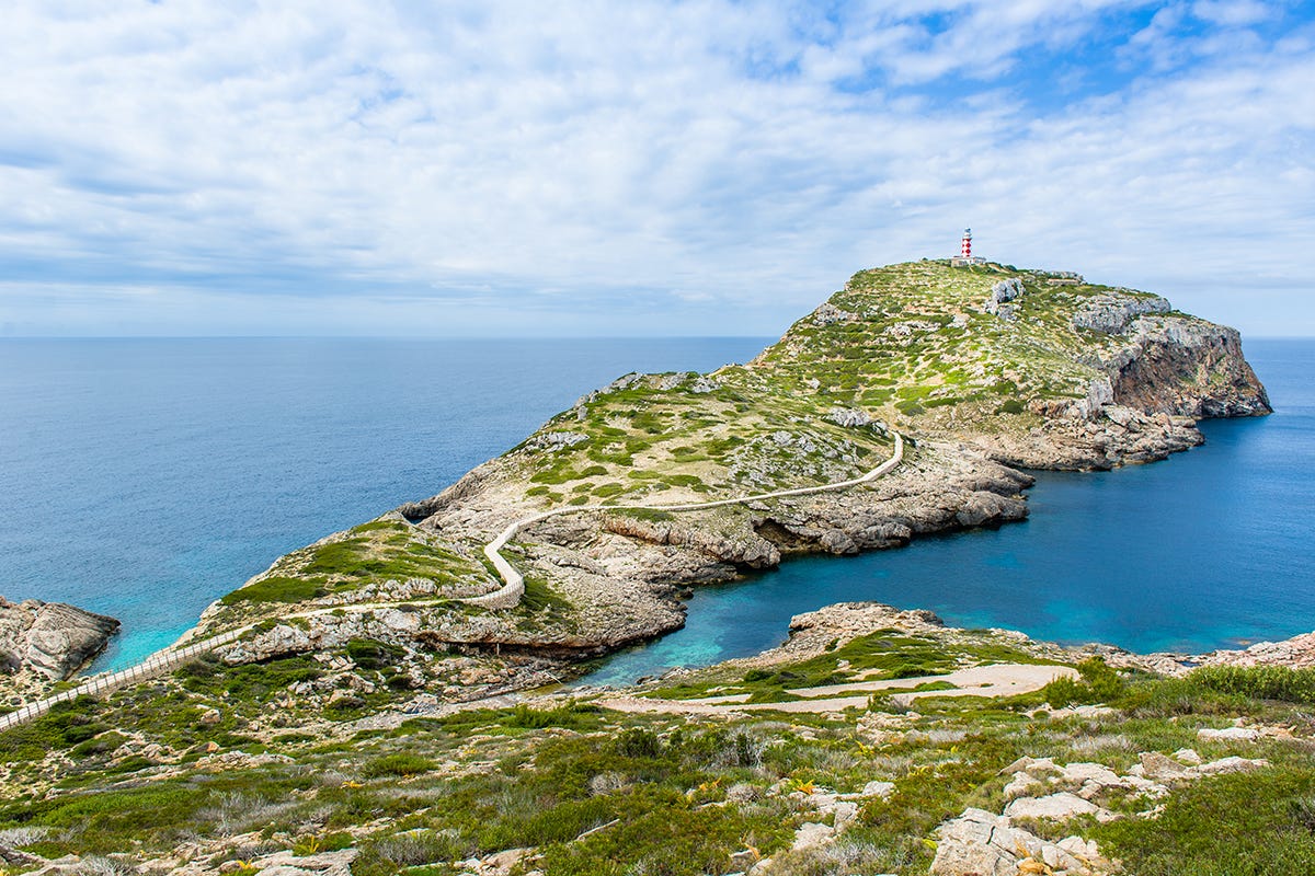 L’isola ospita il più grande parco nazionale marino del Mediterraneo occidentale  Cabrera, la grande sconosciuta delle Isole Baleari