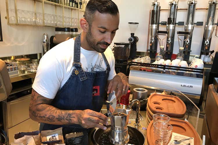 (Caff&egrave; Pascucci, a Milano il secondo bar In piazza Duca d'Aosta il caff&egrave; in moka)