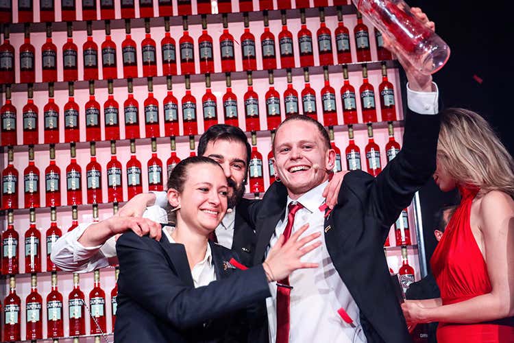 L'esultanza di Corey Squarzoni (Campari Barman of the year 2020 Il titolo al giovane Corey Squarzoni) L'esultanza di Corey Squarzoni (Campari Barman of the year 2020 Il titolo al giovane Corey Squarzoni)