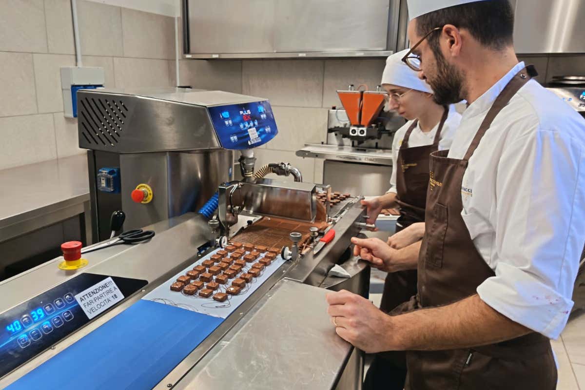 Non chiamatela pasticceria: il laboratorio di Cannavacciuolo è una macchina da guerra (dolce) Non chiamatela pasticceria: il laboratorio di Cannavacciuolo è una macchina da guerra (dolce)