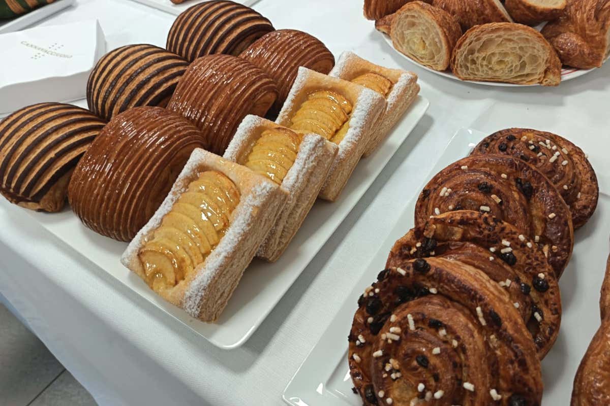 Non chiamatela pasticceria: il laboratorio di Cannavacciuolo è una macchina da guerra (dolce) Non chiamatela pasticceria: il laboratorio di Cannavacciuolo è una macchina da guerra (dolce)