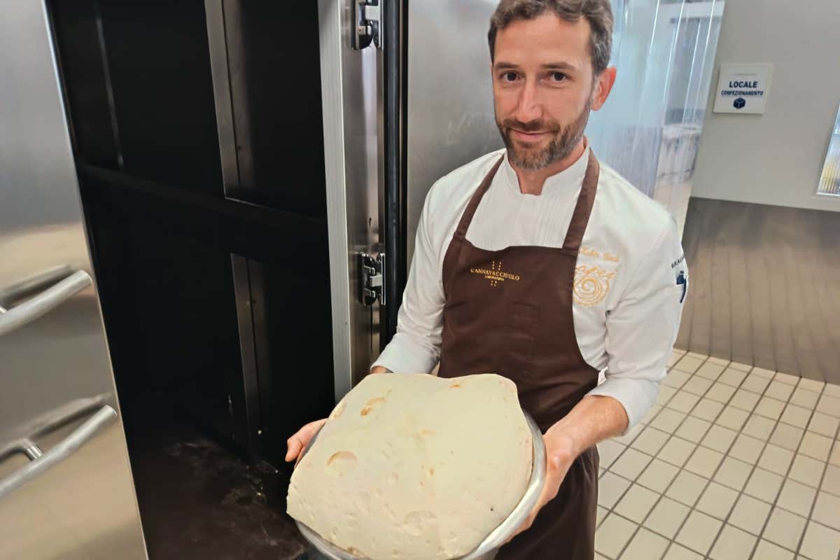 Non chiamatela pasticceria: il laboratorio di Cannavacciuolo è una macchina da guerra (dolce) Non chiamatela pasticceria: il laboratorio di Cannavacciuolo è una macchina da guerra (dolce)
