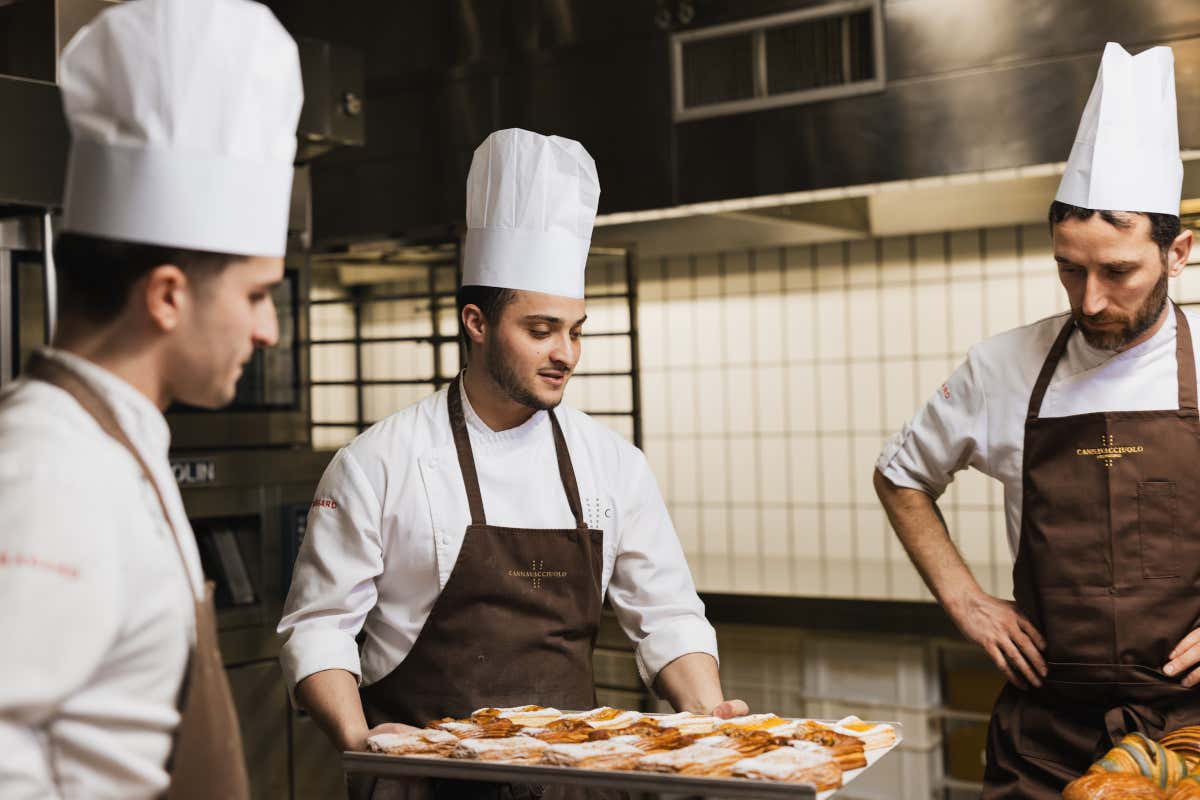 Non chiamatela pasticceria: il laboratorio di Cannavacciuolo è una macchina da guerra (dolce) Non chiamatela pasticceria: il laboratorio di Cannavacciuolo è una macchina da guerra (dolce)