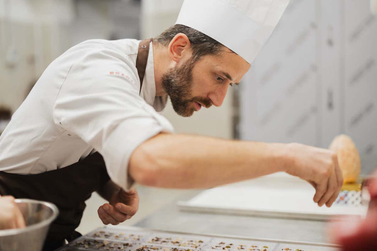 Non chiamatela pasticceria: il laboratorio di Cannavacciuolo è una macchina da guerra (dolce) Non chiamatela pasticceria: il laboratorio di Cannavacciuolo è una macchina da guerra (dolce)