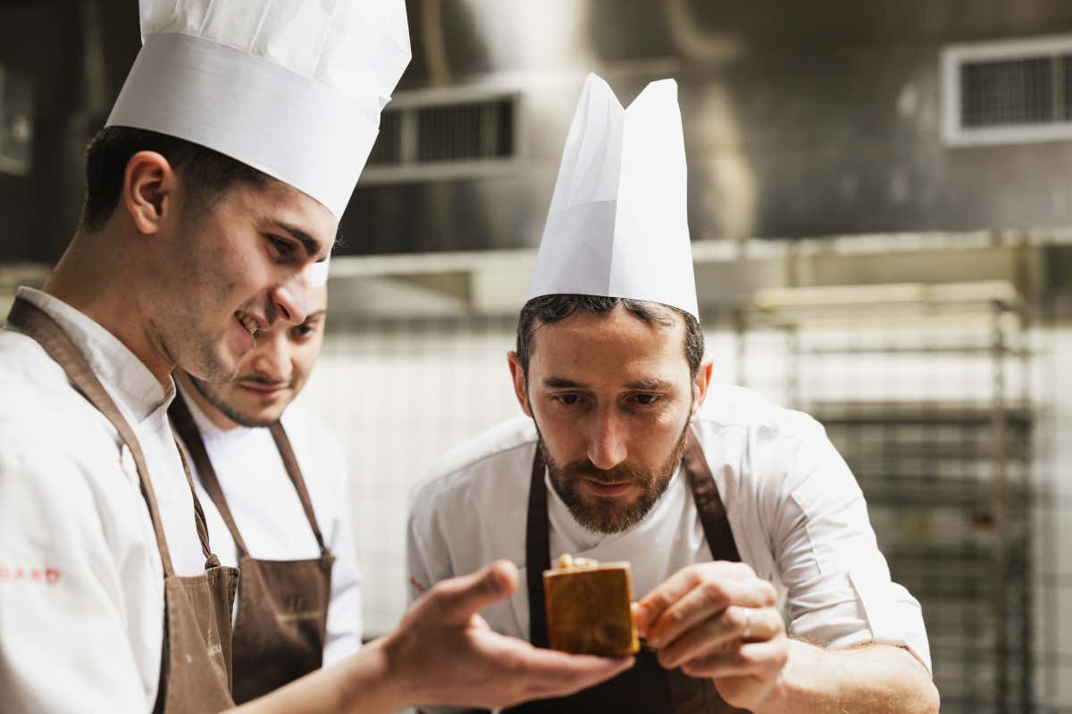 Non chiamatela pasticceria: il laboratorio di Cannavacciuolo è una macchina da guerra (dolce) Non chiamatela pasticceria: il laboratorio di Cannavacciuolo è una macchina da guerra (dolce)
